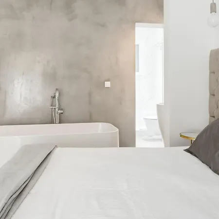 Bright And Roomy Apartment, In The Heart Of