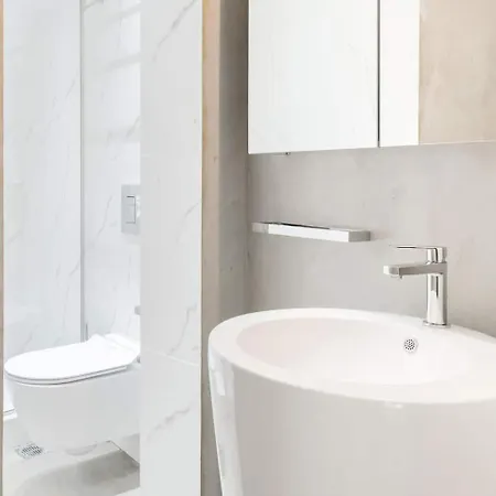 Bright And Roomy Apartment, In The Heart Of