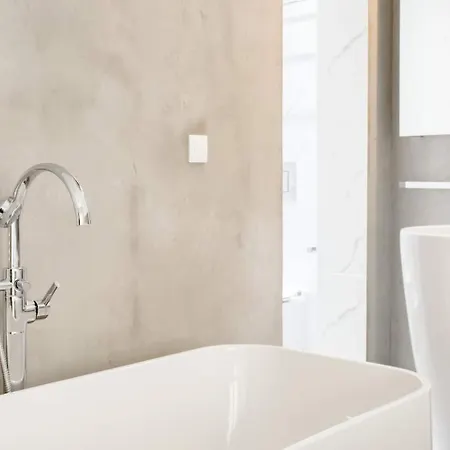 Bright And Roomy Apartment, In The Heart Of